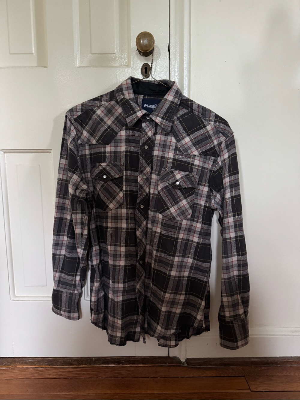 Wrangler Black and Gray Plaid Pearlsnap Flannel - Fits M